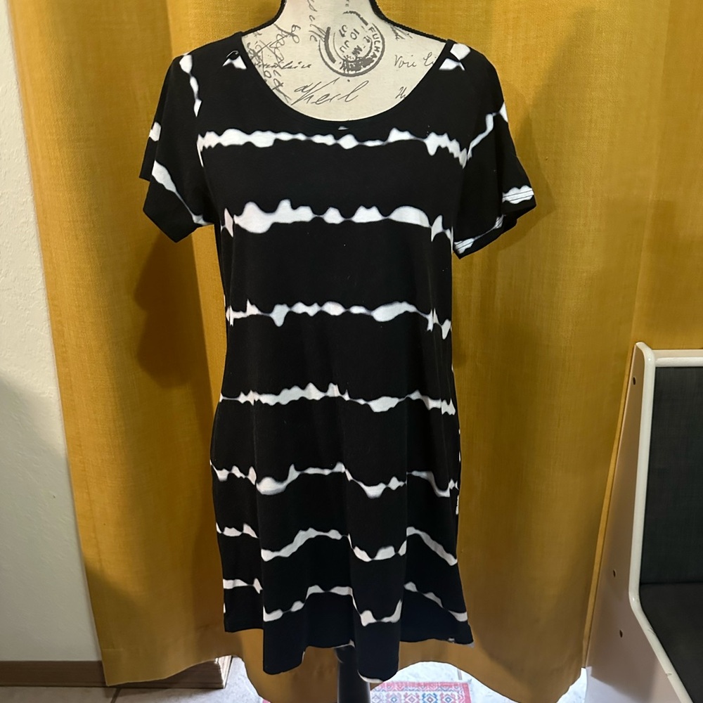 Size Large Black and White Dress